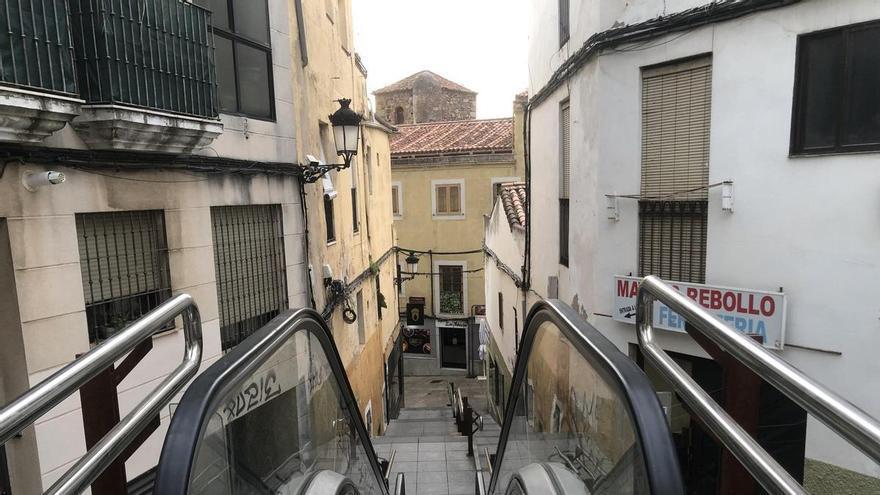 Fotogalería | La calle Alzapiernas de Cáceres