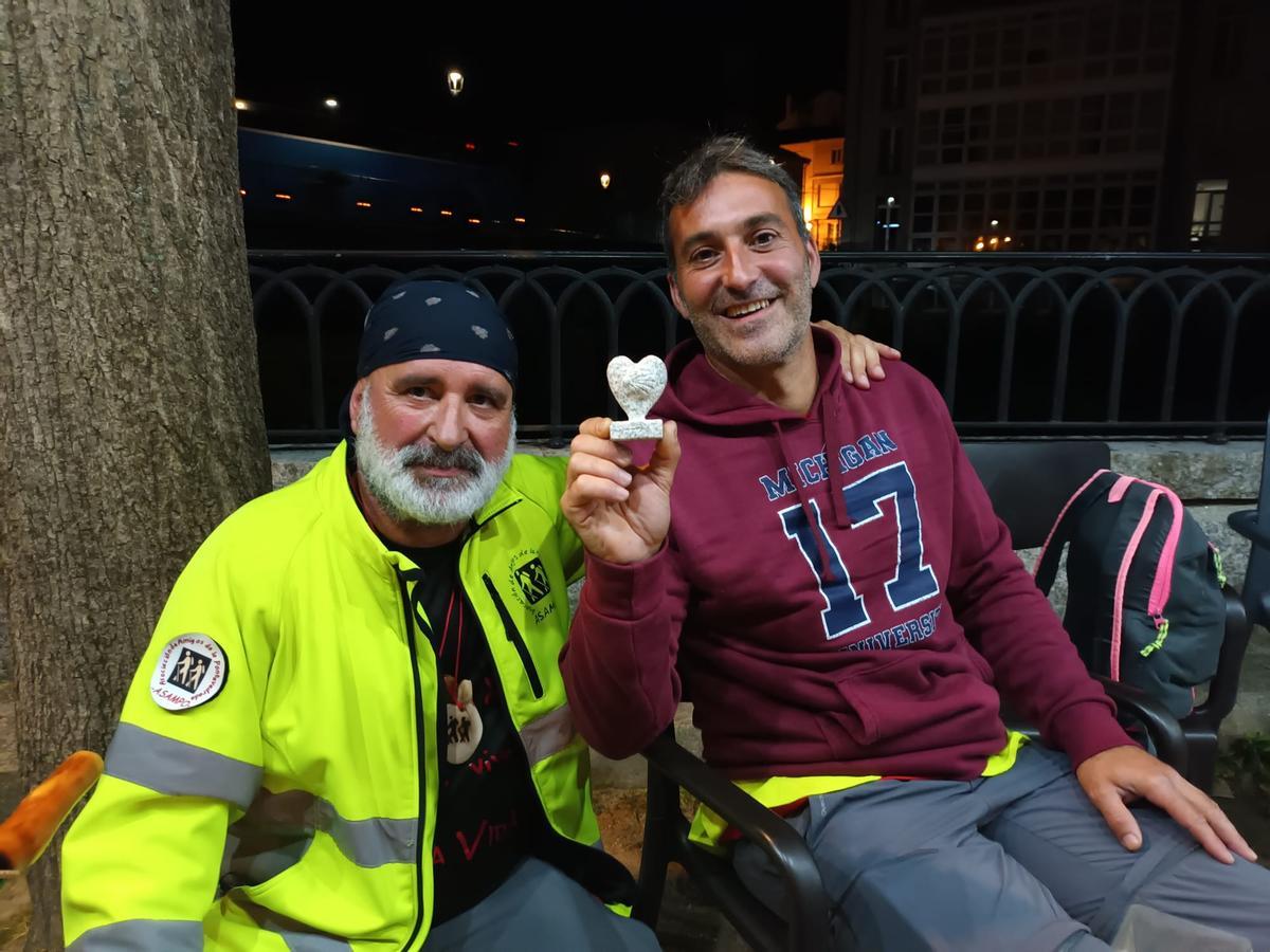 Santi muestra el corazón de piedra junto al presidente de Asampo.