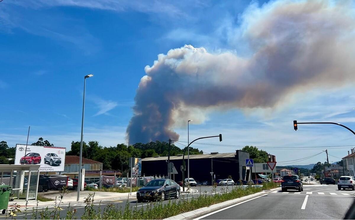 Vista del incendio que tuvo como marco la capital del Sar, Padrón
