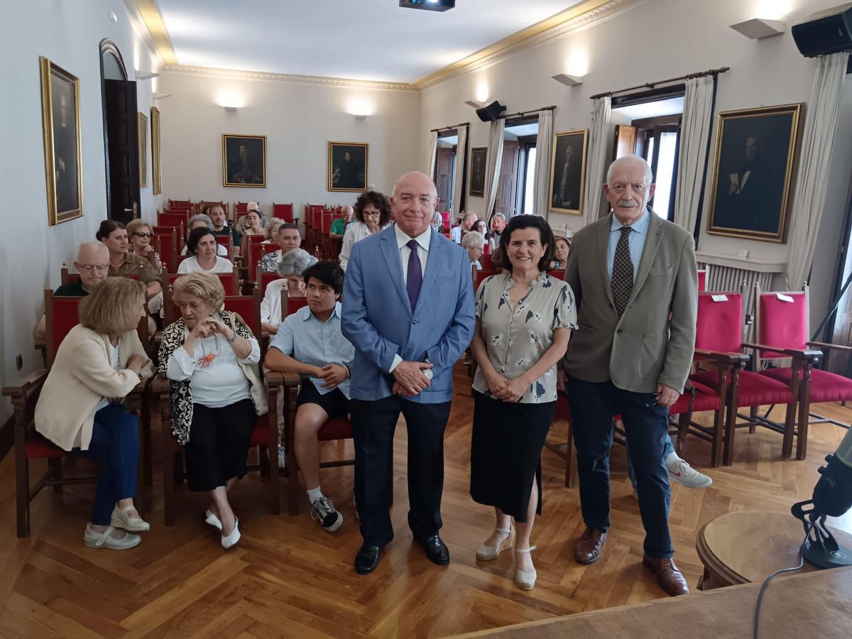 En primer término, por la izquierda Agustín Coletes, Silvia Ribelles y Ramón Rodríguez, el martes, en la presentación en el Ridea de las nuevas imágenes documentadas en el fondo de los noticiarios Hearts