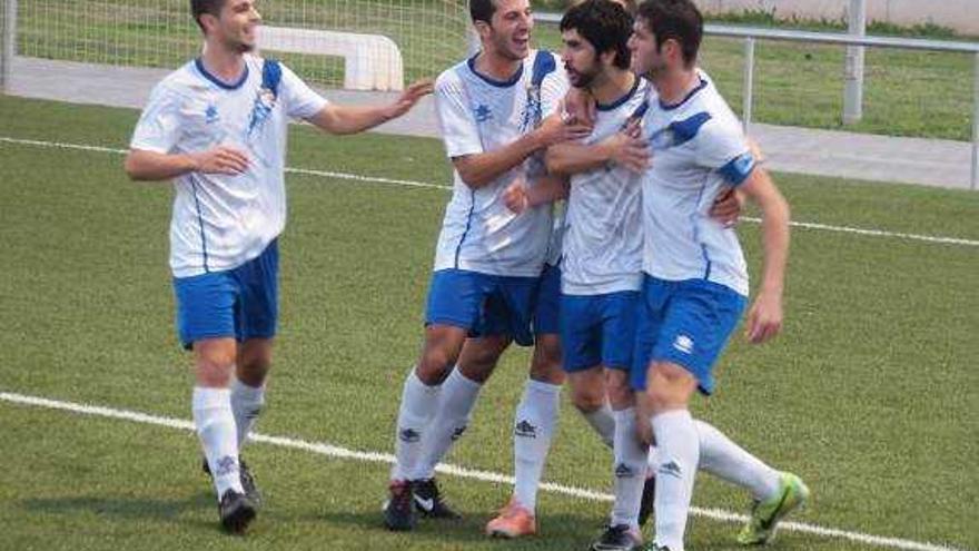 Los jugadores del Torrevieja celebran el gol.