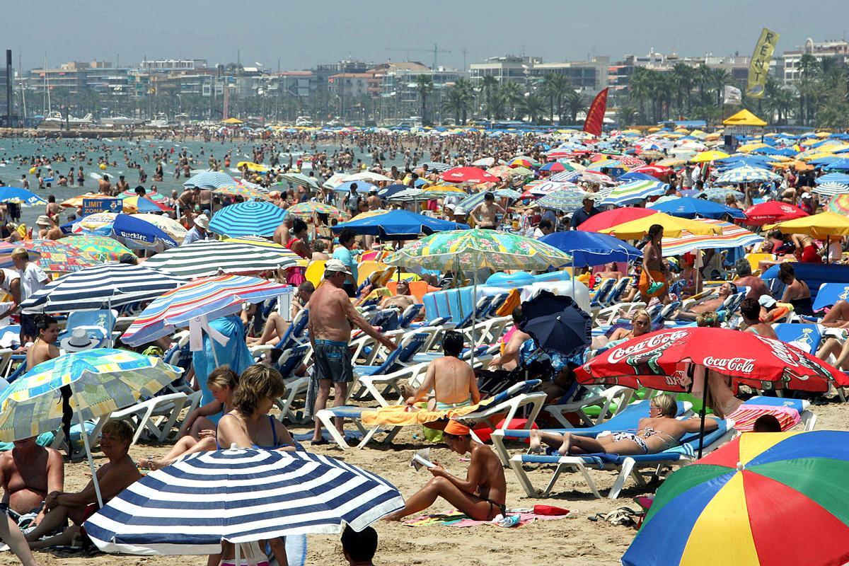 Imagen de la playa de Salou abarrotada de gente.