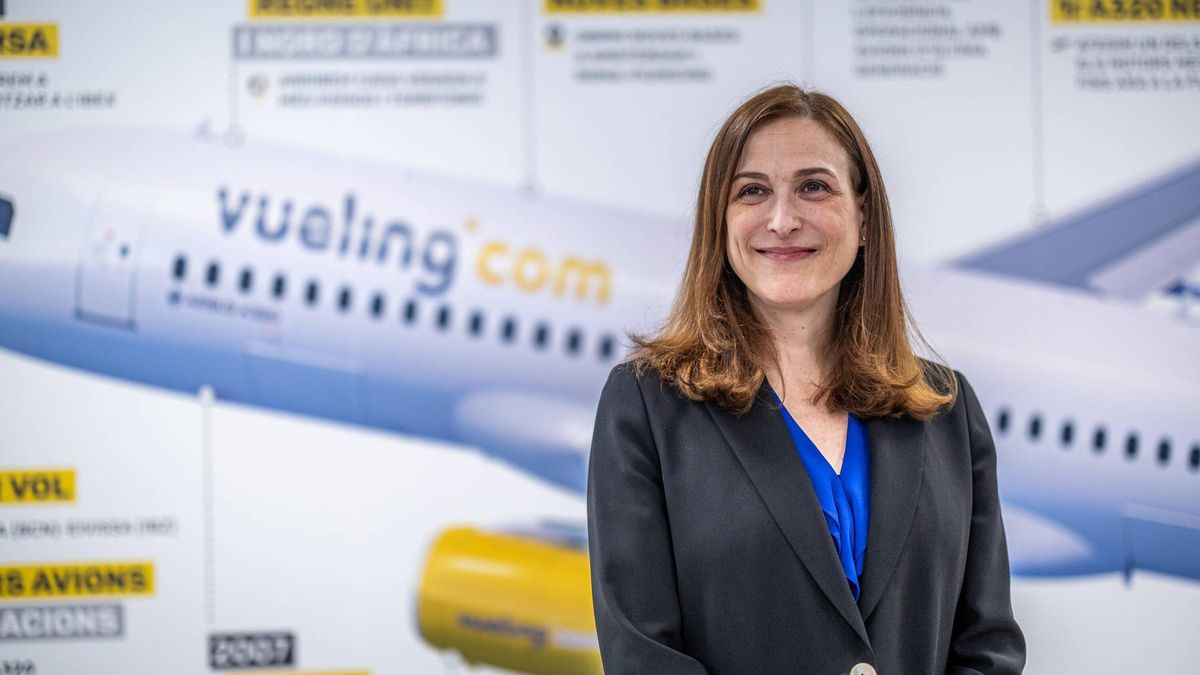 Carolina Martinoli ante un panel con la historia de Vueling