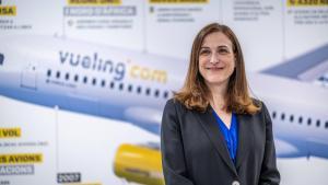 Carolina Martinoli ante un panel con la historia de Vueling