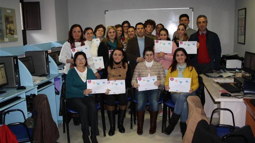 Quince mujeres de Lucena participan en un curso sobre tecnologías impartido por la Junta