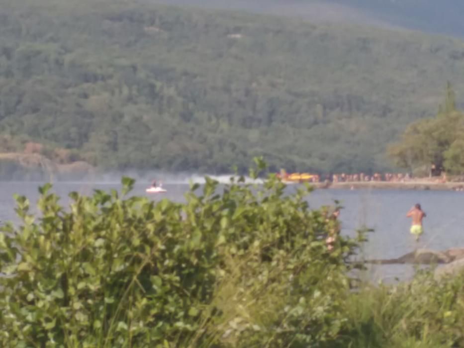 Los hidroaviones cogen agua en el Lago de Sanabria