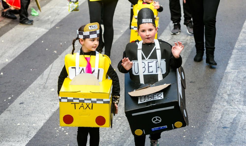 Los más pequeños desfilan en el Carnaval Infantil de Benidorm.