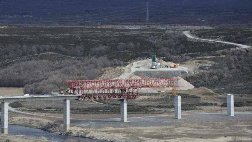 Viaducto del AVE sobre el embalse de Cernadilla, entre Otero y Puebla de Sanabria.