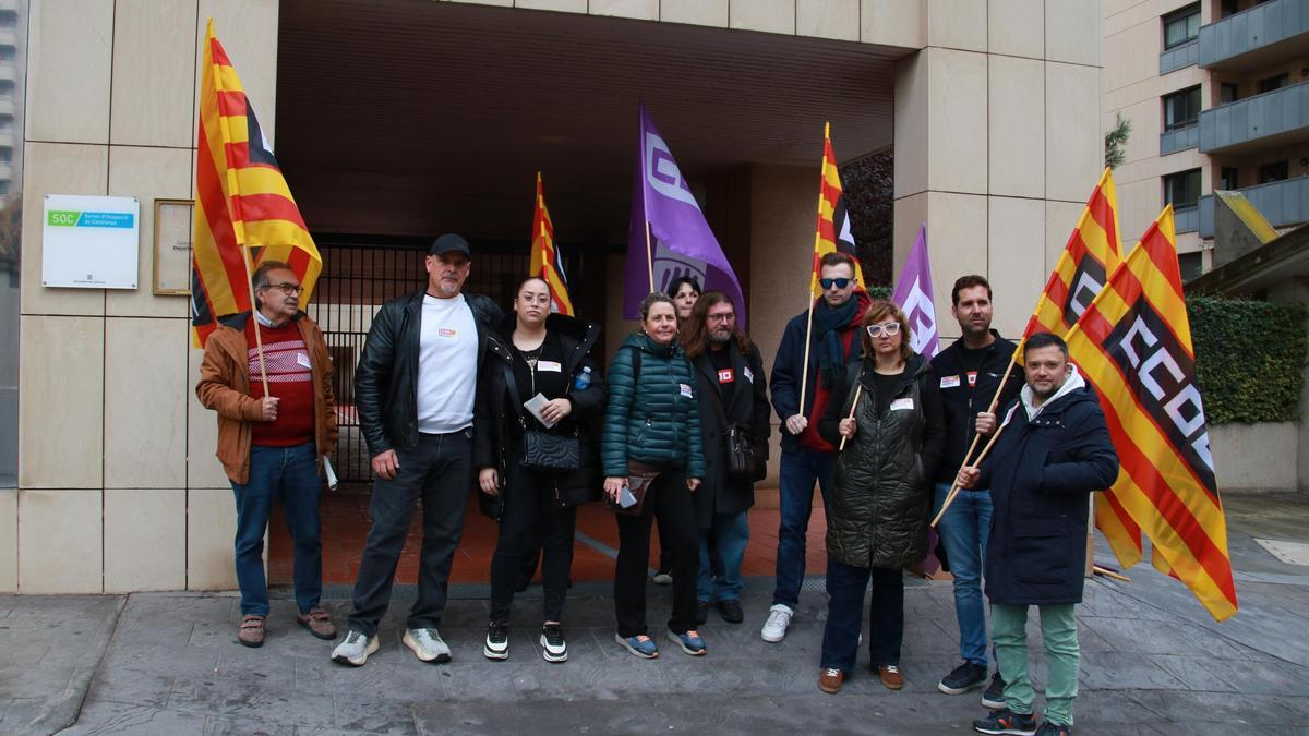 Concentración del sindicato CCOO ante las puestas de los SSTT de Treball este miércoles en Tarragona.