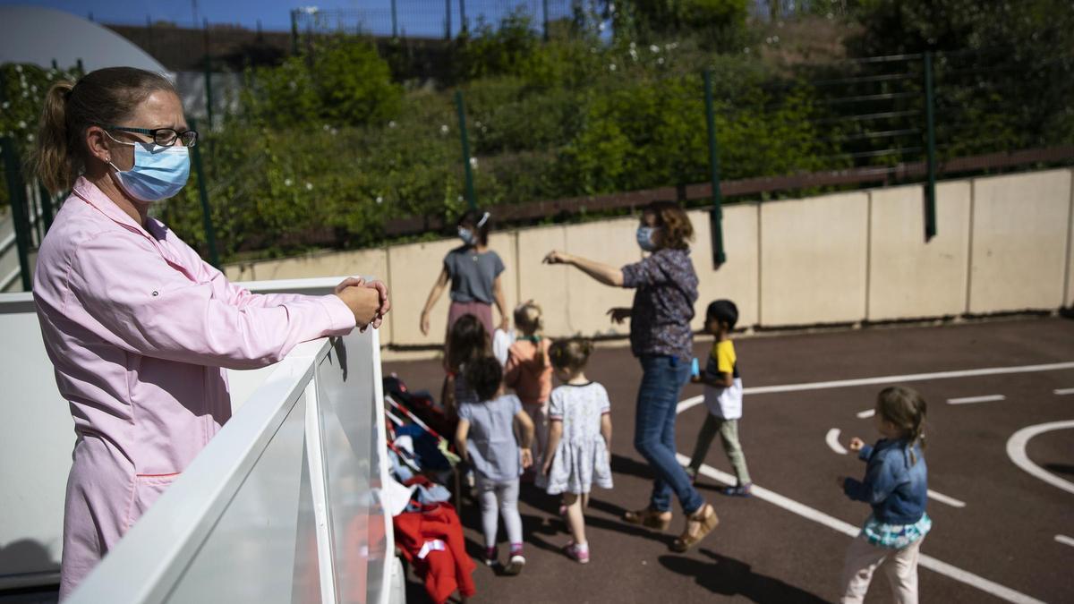 Las mascarillas dejarán de ser obligatorias en los patios de los colegios madrileños a partir del lunes