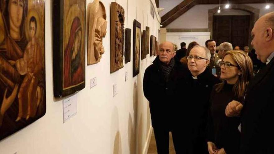 El comisario de la exposición comenta iconos de la Virgen a las autoridades que acudieron a la inauguración.