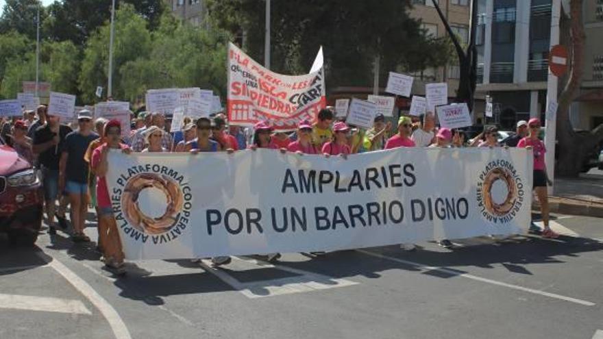 Los residentes en les Amplàries exigen espigones en la playa