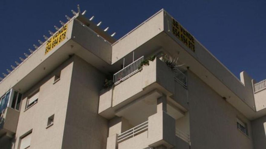 Detalle de un bloque de viviendas con pisos en alquiler.