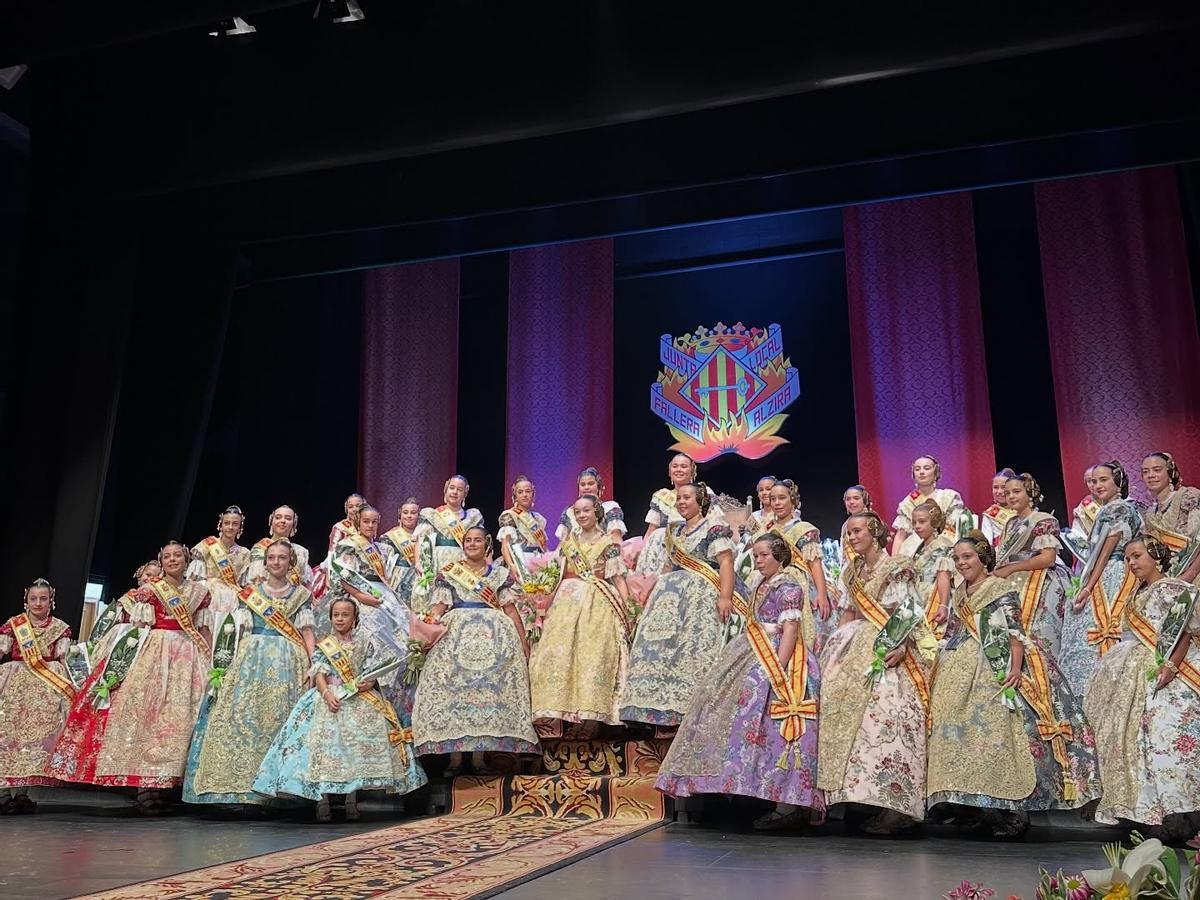 Alba Furió, con su corte de honor y las falleras mayores infantiles de las comisiones alzireñas.