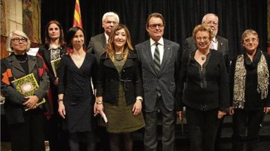 El president de la Generalitat, Artur Mas, ahir, acompanyat de representants del món bibliotecari.