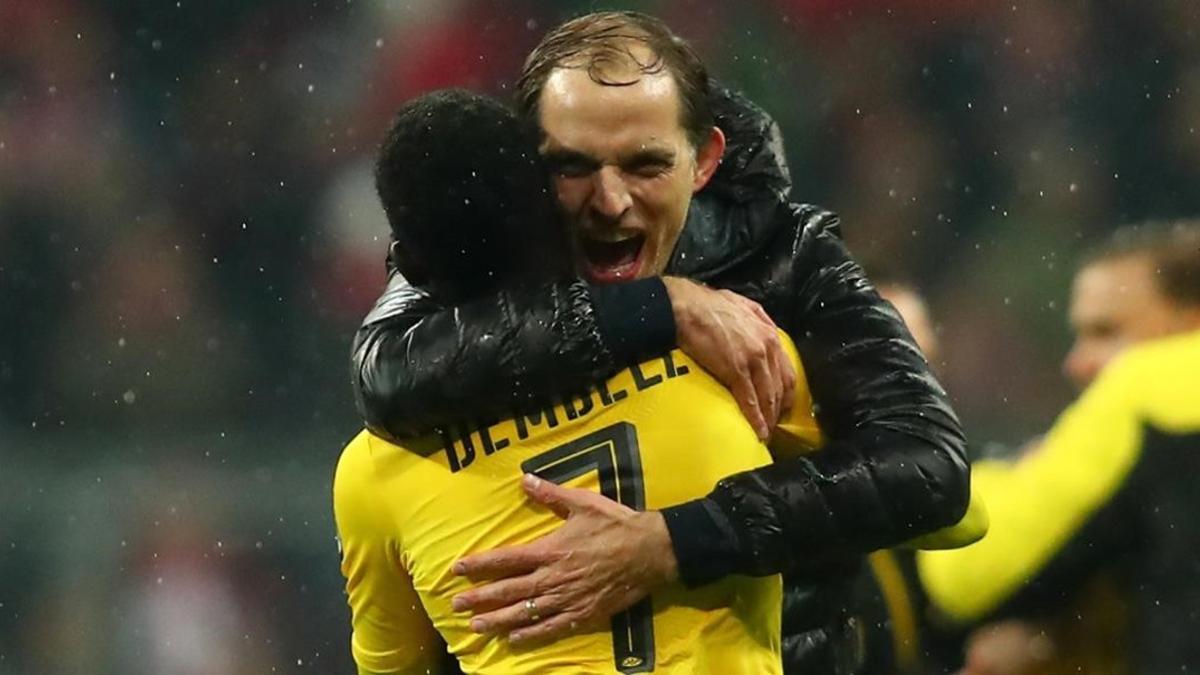 Dembélé, abrazado por el que ha sido su entrenador en Dortmund, Thomas Tuchel.