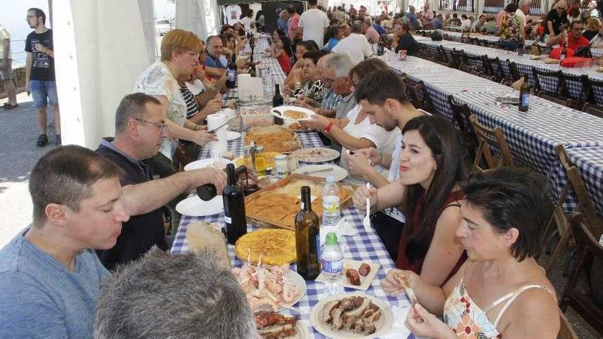 Participantes en la pasada edición de la Festa do Tinta Femia. // Santos Álvarez