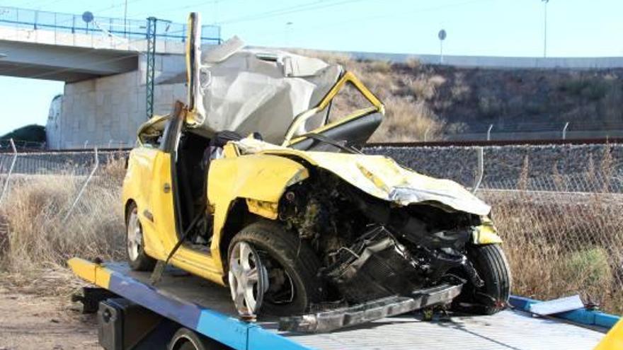 Estado en el que quedó el coche tras caer desde el puente superior, en Silla.