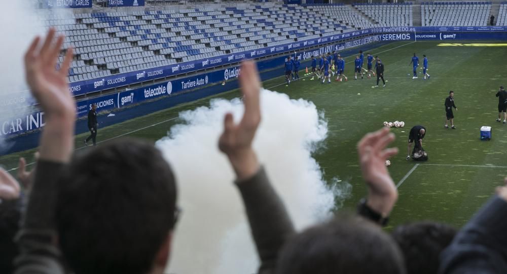 Los oviedistas apoyana a su equipo antes del derbi