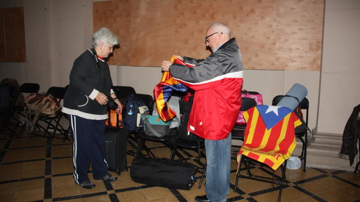 Dos participantes en el encierro reivindicativo de la ANC despliegan una 'estelada¿ en el interior de la Escola Pia de la calle Diputació de Barcelona