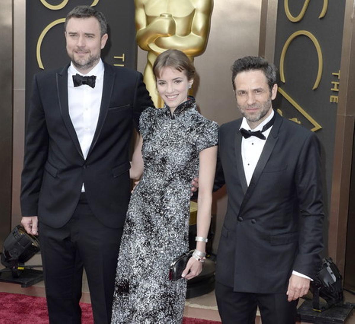 D’esquerra a dreta, els actors espanyols Gustavo Salmerón i Alejandra Lorenta, i el director Esteban Crespo, arriben a l’entrega dels Oscars 2014, aquest dilluns. D’esquerra a dreta, els actors espanyols Gustavo Salmerón i Alejandra Lorenta, i el director Esteban Crespo, arriben a l’entrega dels Oscars 2014, aquest dilluns.