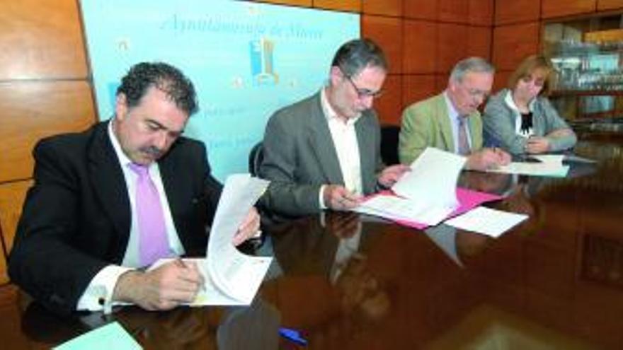 Jorge Suárez, Luis María García y Francisco Fernández, durante la firma.