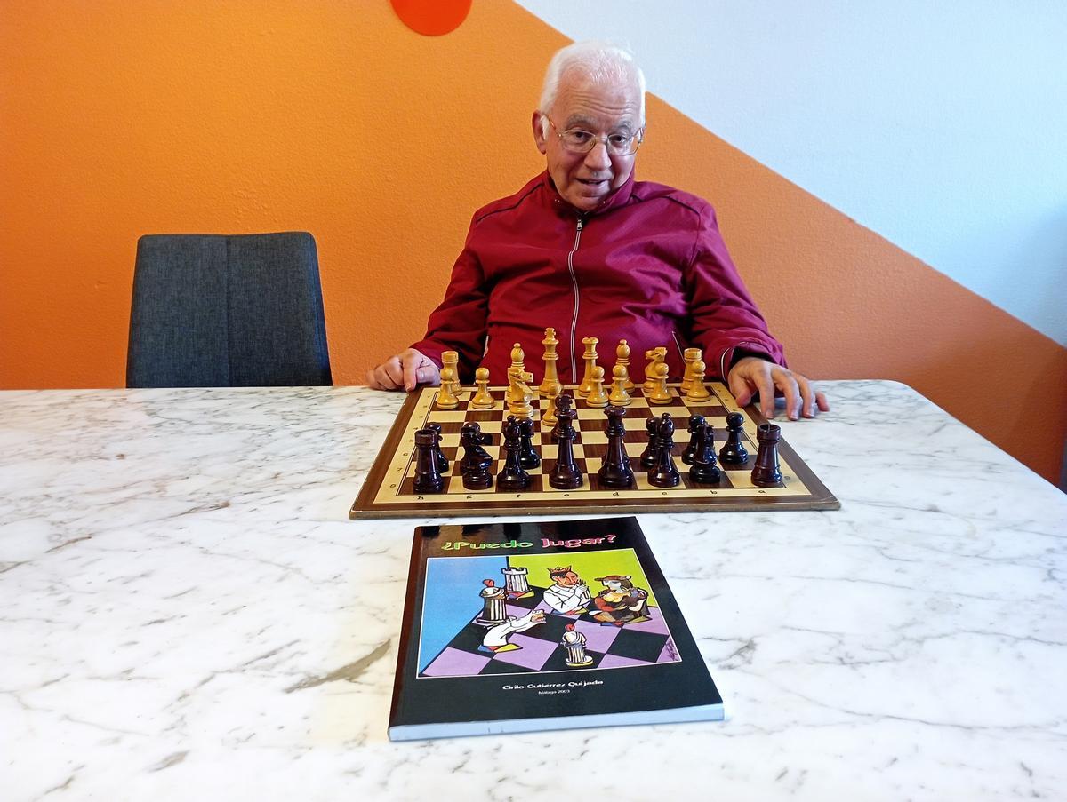 Cirilo Gutiérrez, esta semana, con un ajedrez y el libro de divulgación que promovió en 2003.