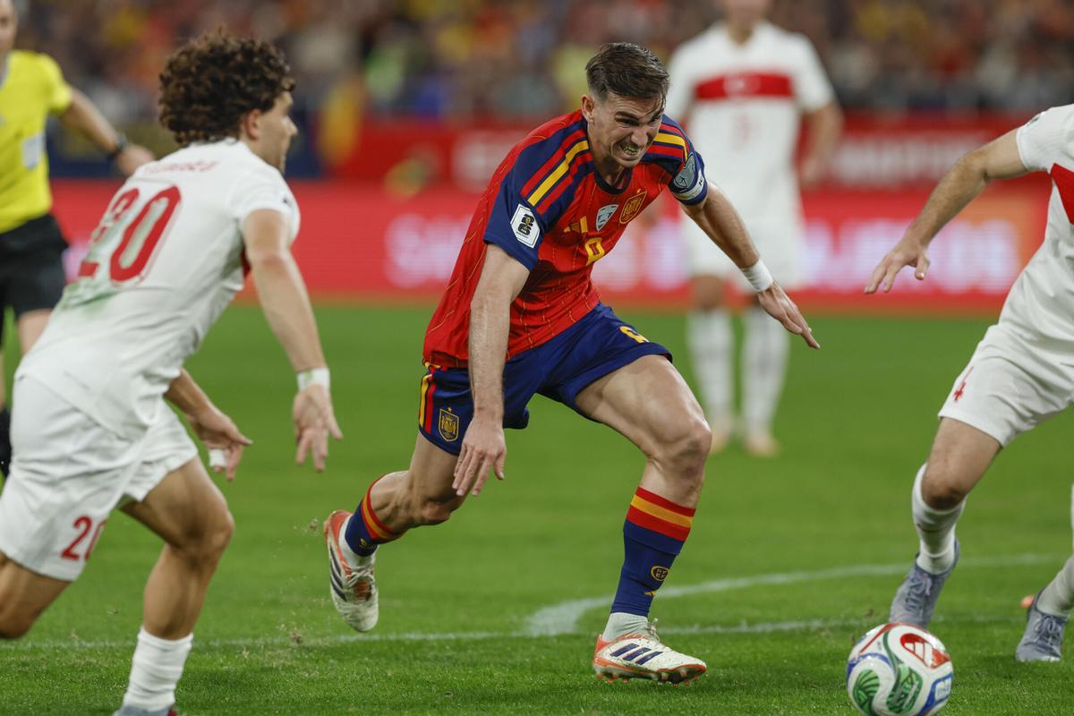 SEVILLA, 18/11/2025.- El centrocampista de España, Fabián (c), persigue el balón ante los jugadores de Turquia durante el encuentro correspondiente a la fase de clasificación para el Mundial 2026 que disputan hoy martes España y Turquía en el estadio de La Cartuja, en Sevilla. EFE / Julio Muñoz.