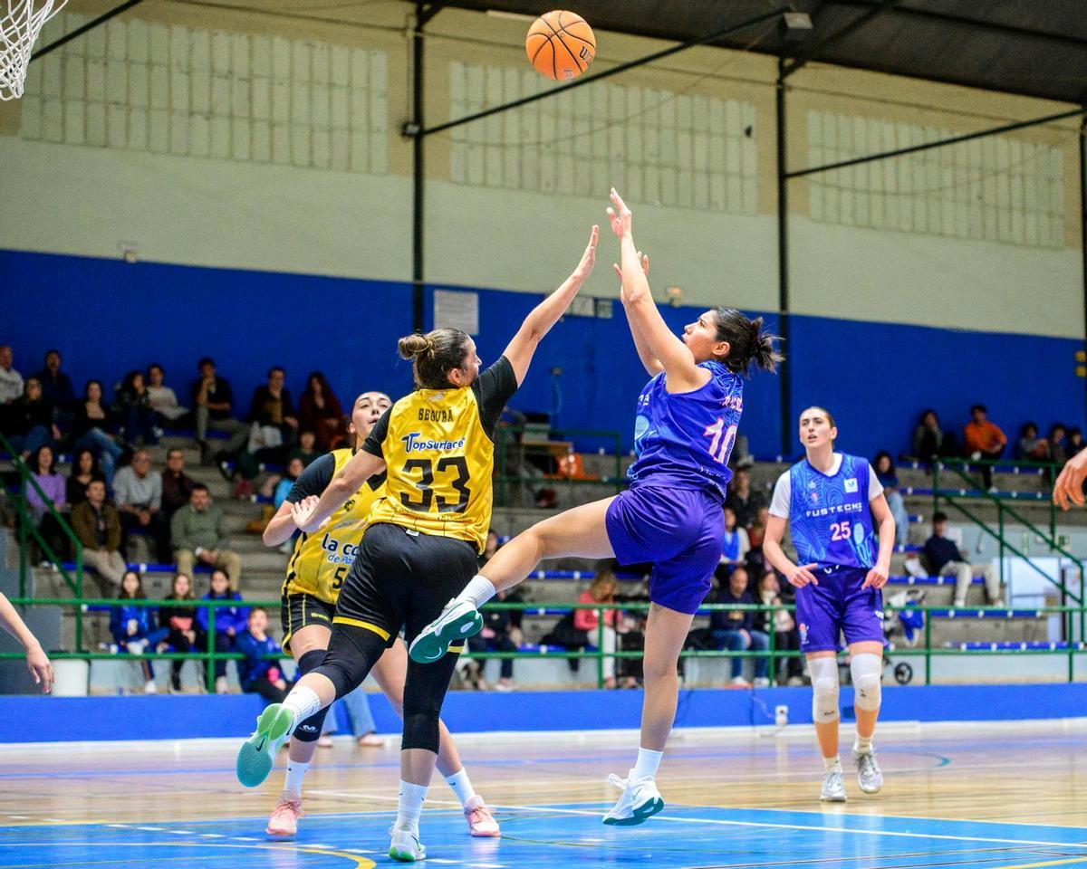 La jugadora del Fustecma lanza un tiro en Grapa.