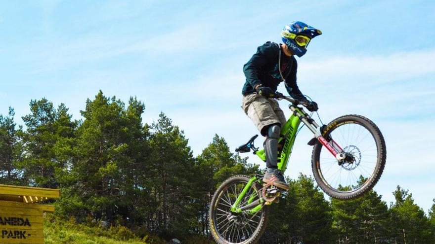 Manzaneda cambia el esquí por la bicicleta