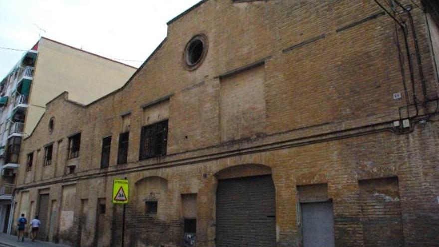 Fachada de la antigua fábrica de la calle Mariano Cuber, en el Cabanyal