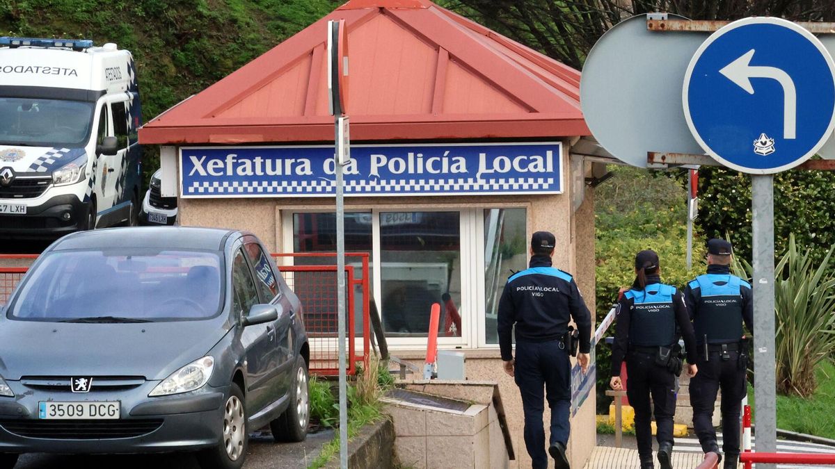 Agente delante de la jefatura de la Policía Local de Vigo