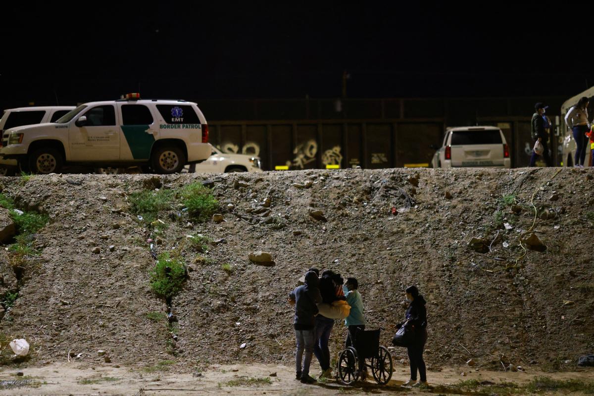 Migrantes en busca de asilo cruzan río Bravo en Ciudad Juárez