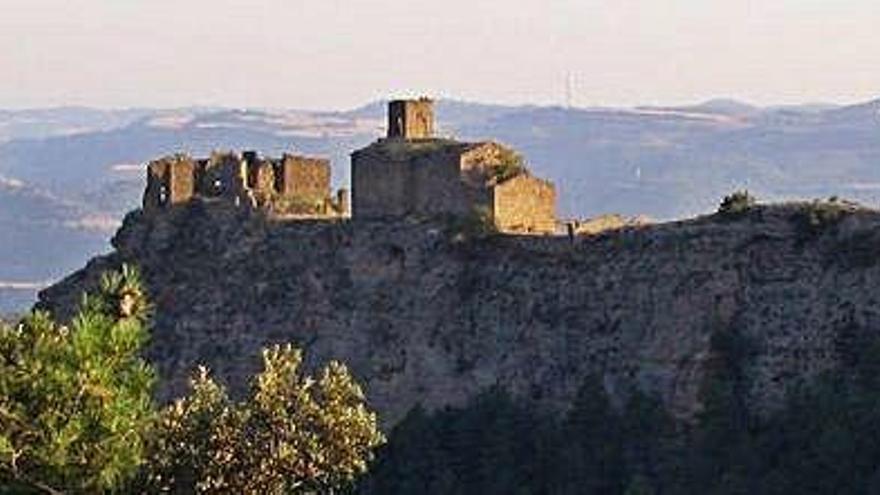 Castell de Lladurs, un dels monuments del municipi