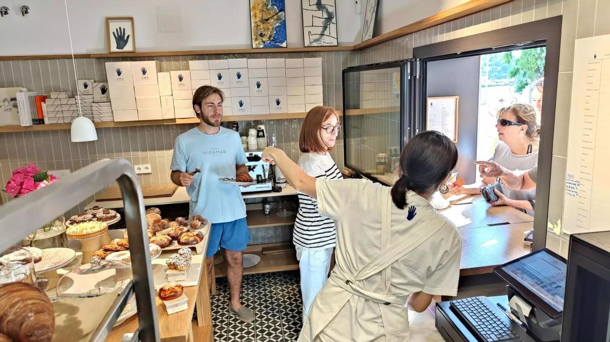 Guillem i Zaïra Pérez i Montse Serra al forn A mà, a Llançà.