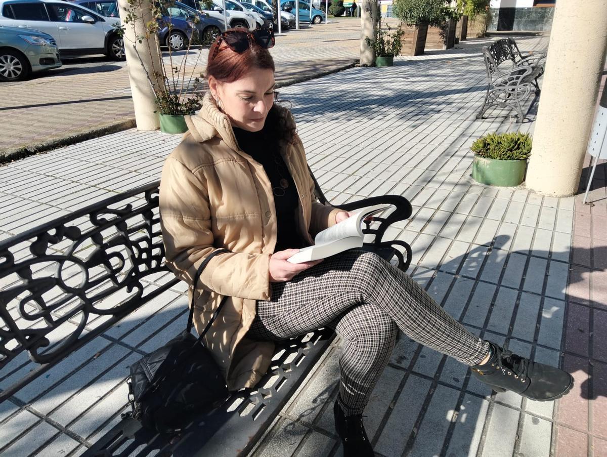 La escritora de Plasencia Myriam Rivero, releyendo su novela.