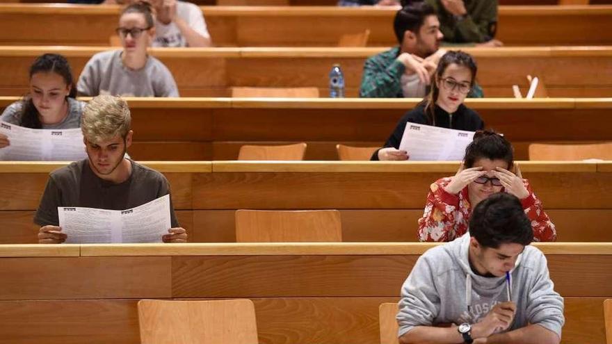 Varios alumnos antes de iniciar las pruebas de selectividad en A Coruña.