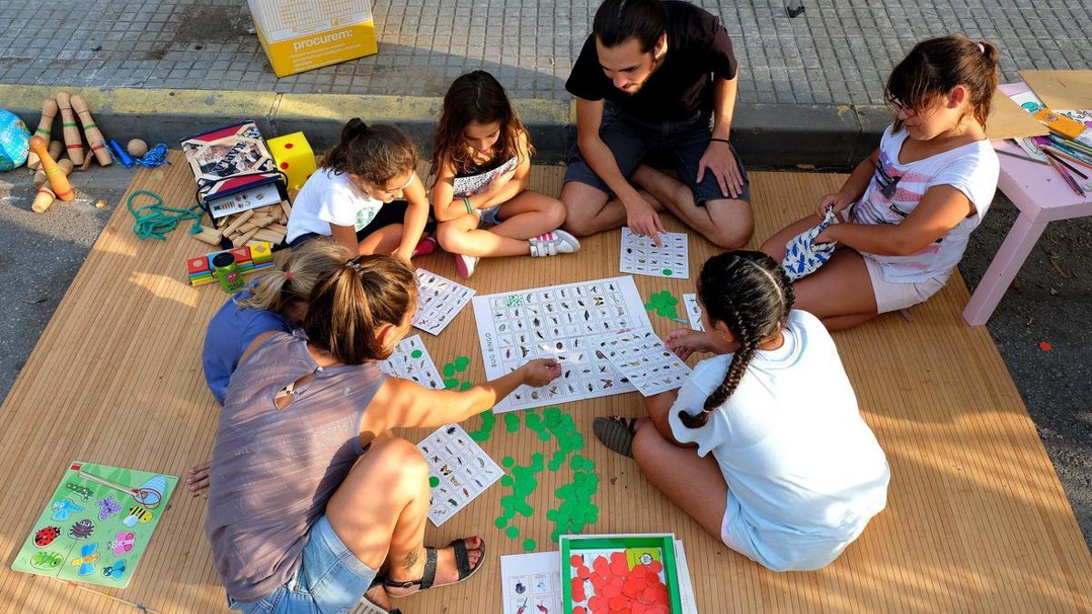 Actividad familiar de la iniciativa 'Domingos, calles sin coches' de Cornellà.
