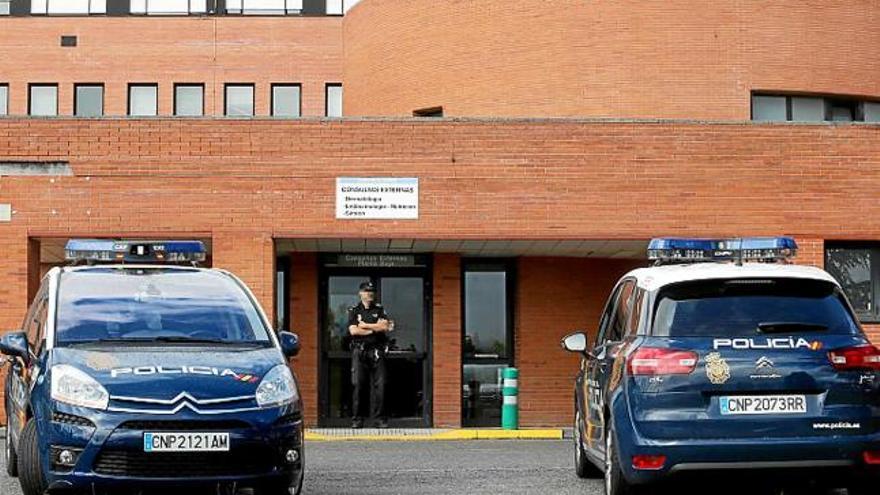 La policia custodiant l&#039;entrada a l&#039;institut anatòmic forense al Bierzo