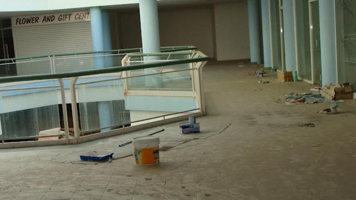 Interior de una de las plantas comerciales abandonadas