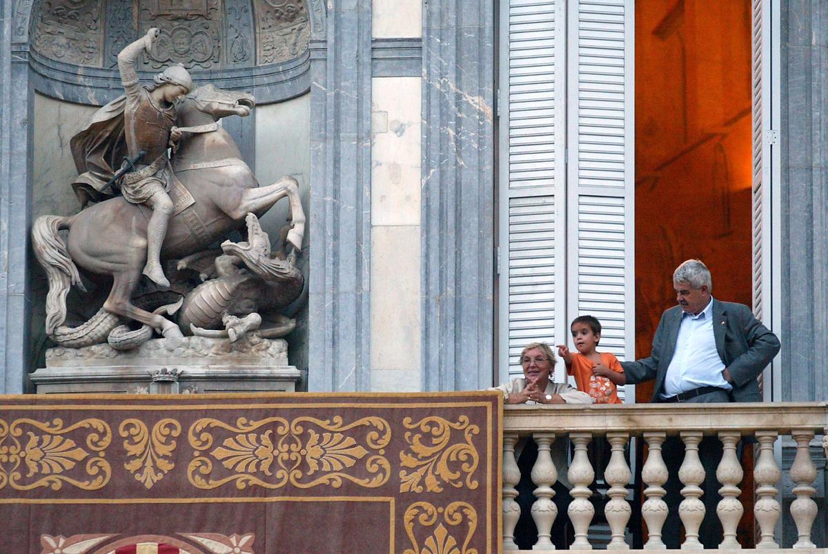 Mercè 2004. CABALGATA DE LA MERCE EL PRESIUDENT DE LA GENERALITAT PASQUAL MARAGALL SU ESPOSA DIANA GARRIGOSA Y SU NIETO EN EL BALCON DEL PALAU DE LA GENERALITAT