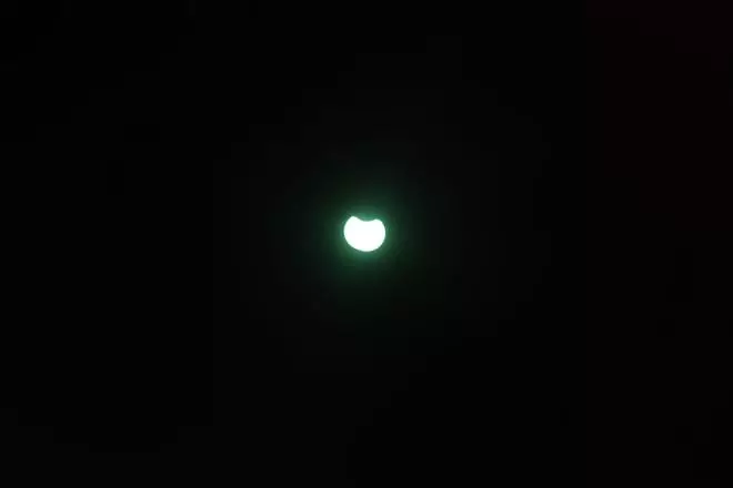 Así se ve el eclipe solar en València