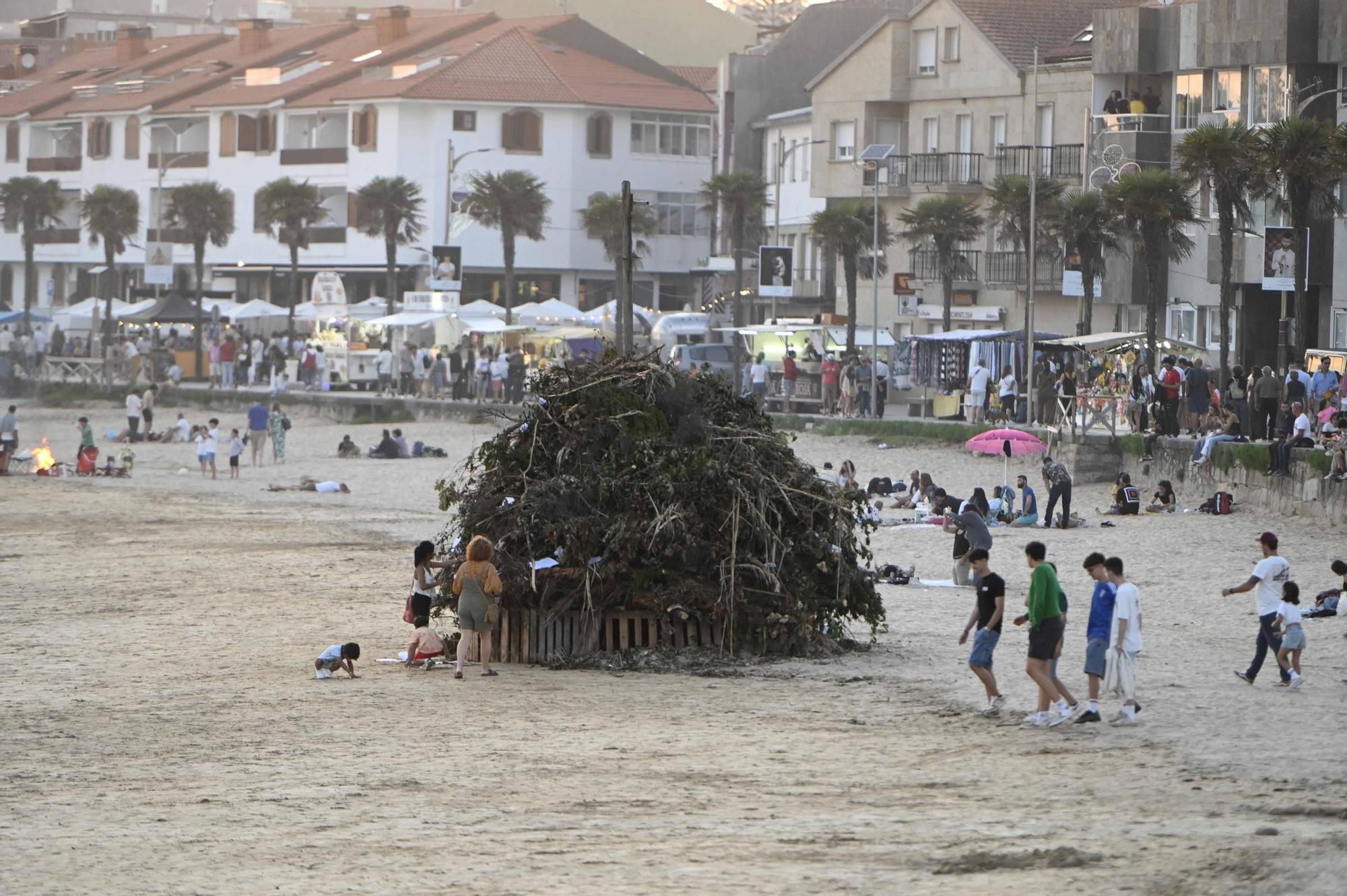 Ambientazo en las playas y plazas llenas para celebrar la noche meiga