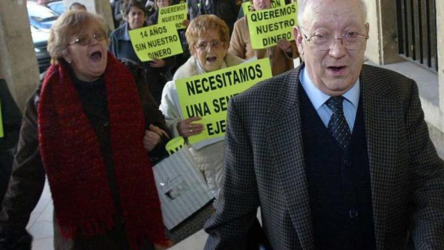 Afectados por la quiebra increpan al director general durante el juicio en la Audiencia.