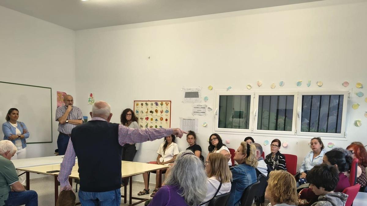 Vecinos de Santa Brígida se reunidos para conocer las fases de las obras.