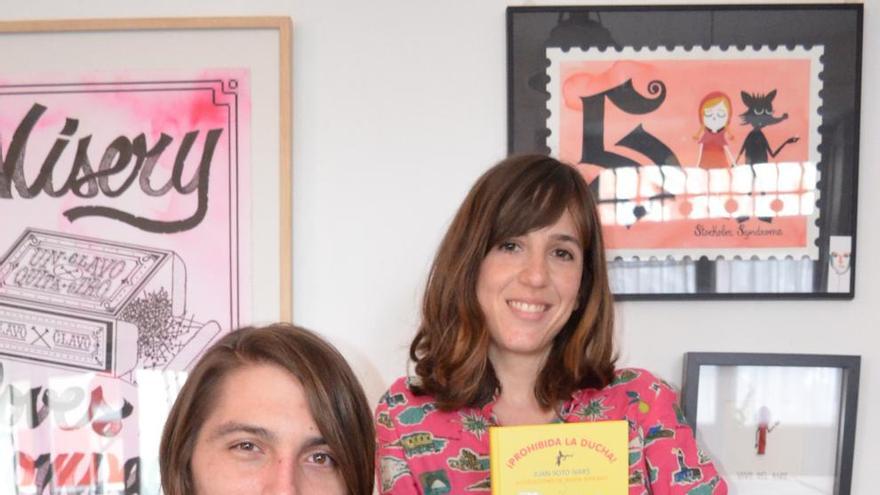 Juan Soto Ivars y María Serrano con su nuevo libro.