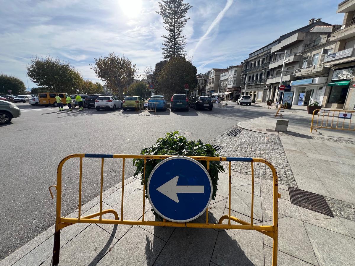 Operarios municipales, vallando ayer la zona de obras en el entorno de Vincenti.