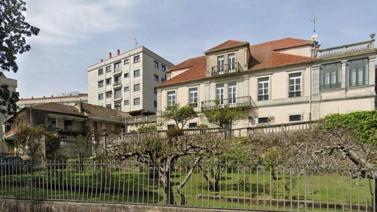 Vista exterior del chalé Villa Elisa, junto con sus jardines.
