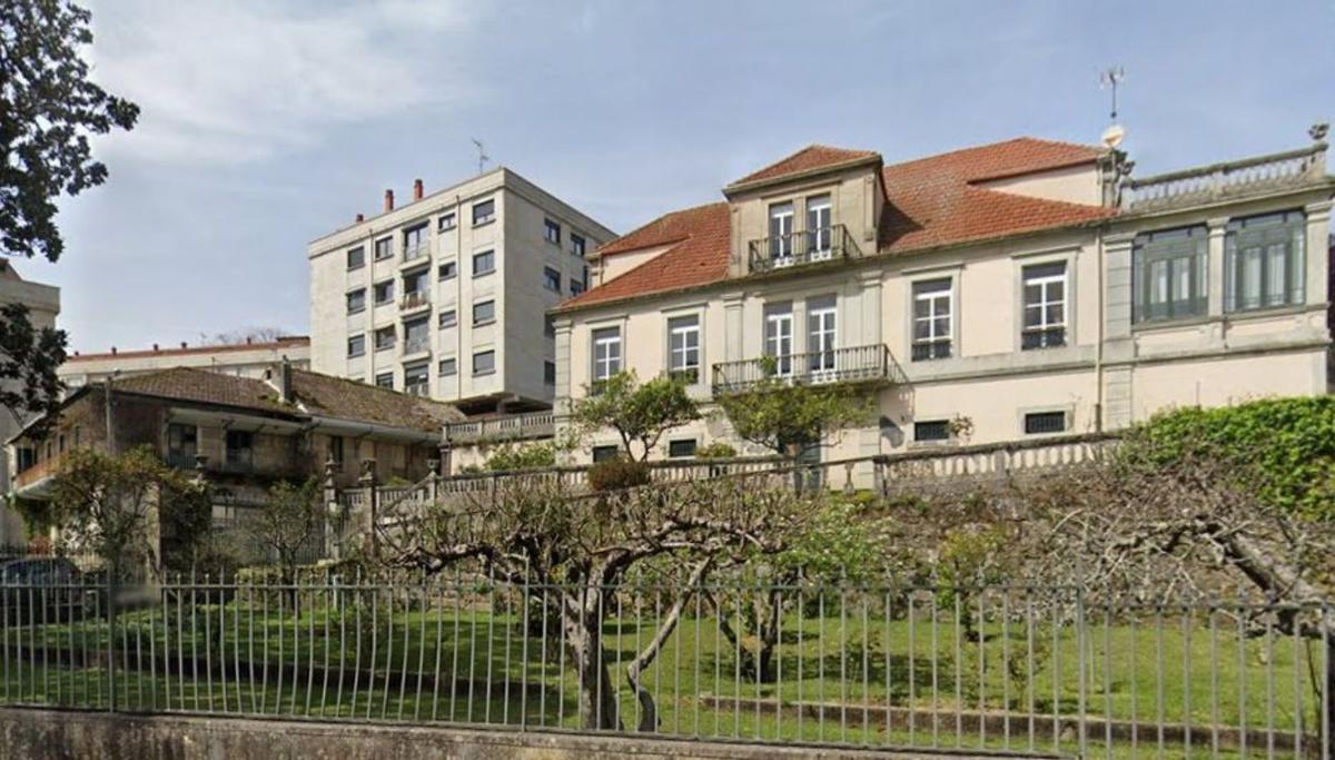 Vista exterior del chalé Villa Elisa, junto con sus jardines.