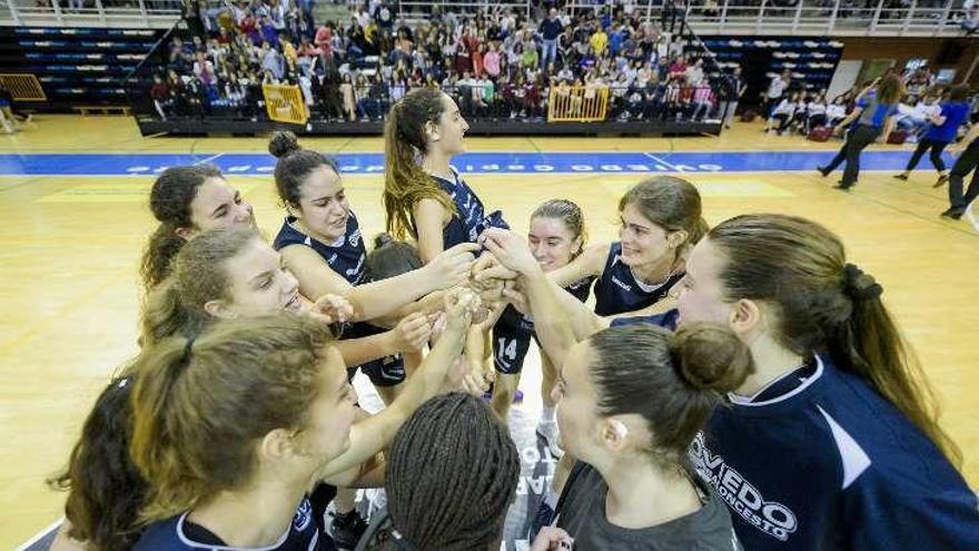 Las junior del Oviedo Baloncesto celebran la victoria en Pumarín.